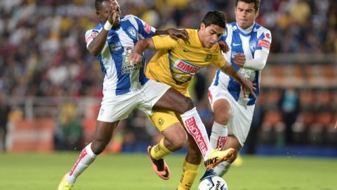 Raúl Jiménez, autor del gol del América, intenta pasar entre dos defensores de Tuzos en el duelo de ayer en el Estadio Hidalgo.