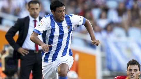 Carlos Vela (izq.), la gran figura del partido,  supera a Pablo  Sarabia, del Getafe.