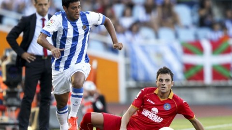 Carlos Vela (izq.), la gran figura del partido, supera a Pablo Sarabia, del Getafe.
