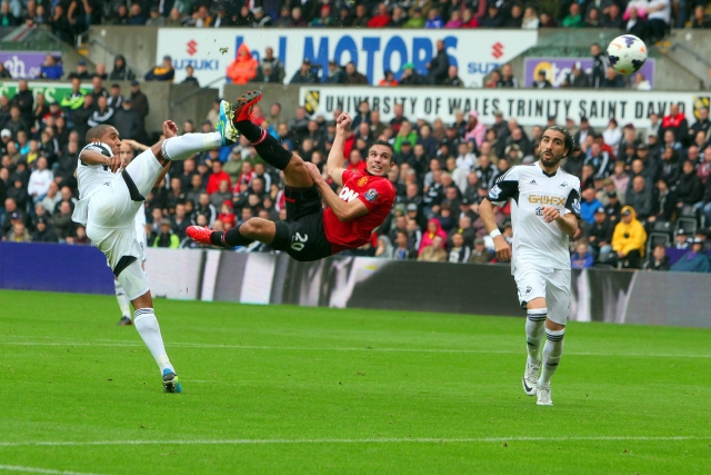 Esta jugada acrobática del holandés  Robin Van Persie (centro)    va a terminar en el primer gol del Manchester United, frente al   Swansea City.