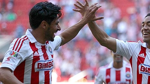 Marco Fabián (a la derecha) en acción con Chivas.