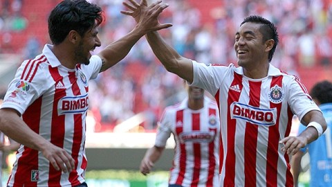 Marco Fabián (a la derecha) en acción con Chivas.