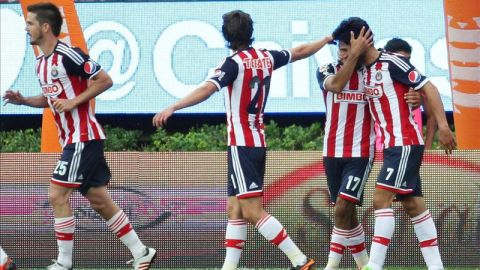 Los jugadores del Chivas celebran una anotación en el estadio Omnilife de Guadalajara (México). EFE/Archivo