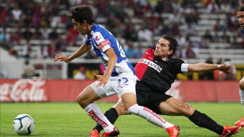 El jugador de Atlas Francisco Leandro Damián Cufré (d) disputa el balón con Rodolfo Pizarro (i) de Pachuca en el estadio Jalisco en Guadalajara (México). EFE/Archivo
