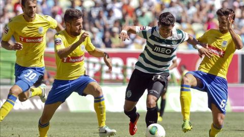 El jugador colombiano del Sporting Fredy Montero (2-d) lucha por el balón con Paulo Sergio (2-i) y Nuno Coelho (d). EFE