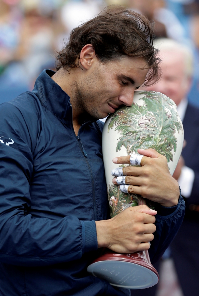 El español Rafael Nadal abraza su trofeo luego de coronarse ayer  en el Masters de Cincinnati, tras derrotar a John Isner.