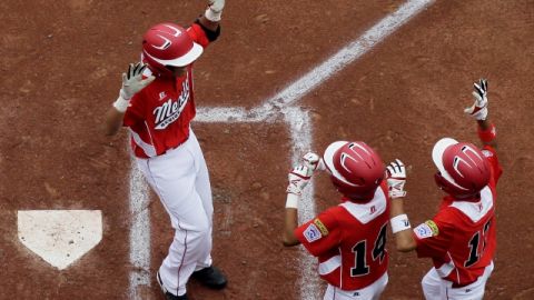 Ramón Mendoza festeja tras su grand slam en la segunda entrada.
