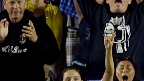 Robbie Keane recibe la ovación de los aficionados luego de anotar el segundo gol contra el Real en el Stub Hub.