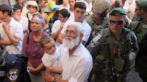 Soldados israelíes acompañan a un grupo de colonos judíos durante un recorrido semanal en la vieja ciudad de la Franja de Gaza, en Hebrón.