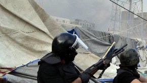 Miembros de las fuerzas de seguridad egipcia cuando se enfrentaban a los manifestantes en la plaza de Rabea al Adawiya, en El Cairo, durante las sentadas de los partidarios de Mohamed Morsi.