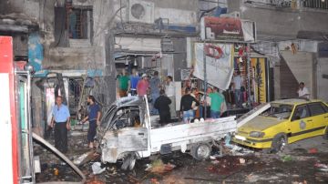 Daños causados por una explosión de un coche-bomba en la periferia de Damasco (Siria), cerca de la plaza Al Seyyouf de Jaramana.
