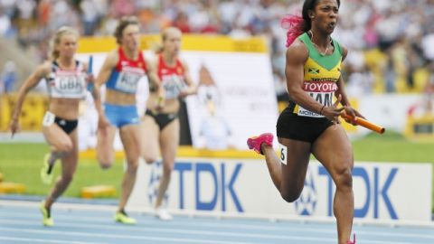 Shelly-Ann Fraser-Pryce cierra la competencia de relevos de los 4x400 metros y da el oro a Jamaica en el Mundial de Atletismo de Moscú.