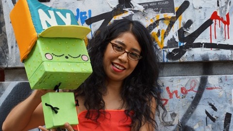 Xospa junto a una de sus creaciones.