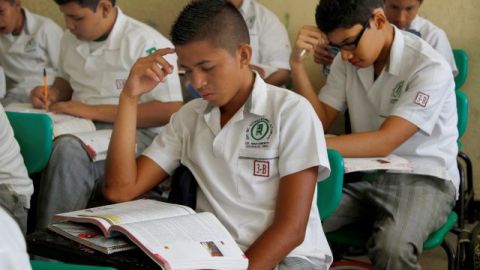 El Secretario de Educación Pública, Emilio Chuayffet, culpó a la administración anterior por los errores y los calificó de "imperdonables".