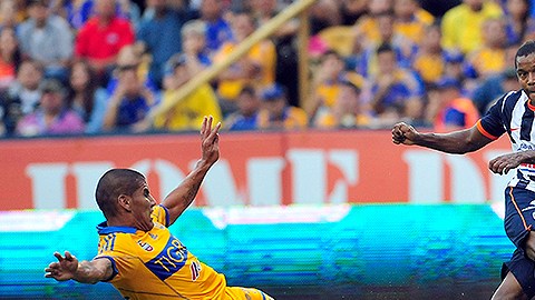 Pabón enfrentando a Carlos Salcido de Tigres.