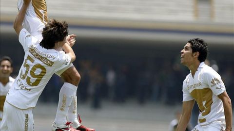 Los Jugadores de Pumas Israel Castro (i-arriba) Erick Vera (i-abajo) y David Cabrera (d) celebran un gol ante Tigres. EFE/Archivo