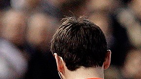 En la foto Iker Casillas de espaldas recibiendo una palmada del entonces entrenador José Mourinho.