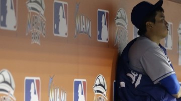 Hyun-Jin Ryu permanece sentado en el dugout luego de ser relevado en el octavo inning en el juego contra los Marlins.