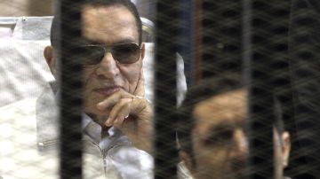 Foto de archivo que muestra al ex presidente egipcio Hosni Mubarak durante su juicio en la Academia de Policía de El Cairo.