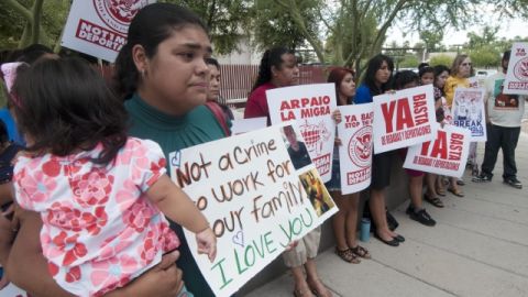 Activistas y familiares de los 223 detenidos en operativo, en 16 lavados de autos en Arizona, piden libertad para 30 de ellos, ayer.