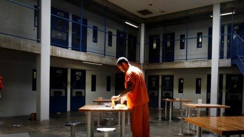 Un juez federal autorizó al Departamento de Prisiones  para que alimenten a los presos en riesgo por la huelga de hambre.