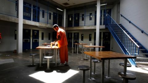 Un juez federal autorizó al Departamento de Prisiones  para que alimenten a los presos en riesgo por la huelga de hambre.