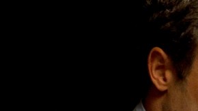 En la corte, Oscar Pistorius escucha al juez Desmond Nair anunciar que se le procesará por el cargo de asesinato premeditado.