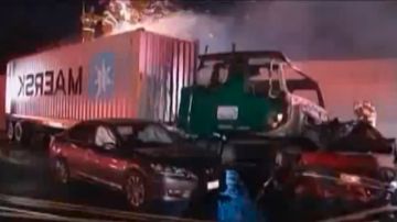 Imagen captada de un video del accidente en el que murió el conductor del auto atrapado bajo el camión.