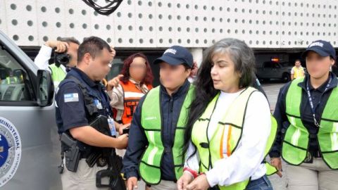 Sandra Ávila Beltrán, conocida como “La Reina del Pacífico” ya se encuentra en el hangar de la PGR en el Aeropuerto Internacional de la Ciudad de México.