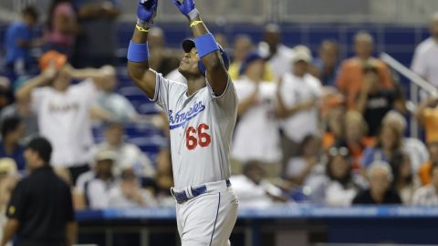 Yasiel Puig señala al cielo tras conectar el cuadrangular que llevó a los Dodgers a vencer a Miami.