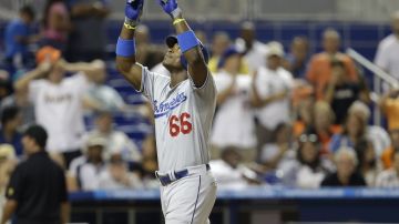 Yasiel Puig señala al cielo tras conectar el cuadrangular que llevó a los Dodgers a vencer a Miami.