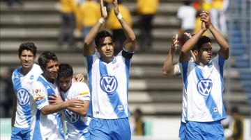 Jugadores del equipo Puebla se retiran del campo después del partido contra el Correcaminos. EFE/Archivo