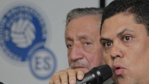 El presidente de la Federación Salvadoreña de Fútbol, Carlos Méndez (d), asiste a un rueda de prensa
