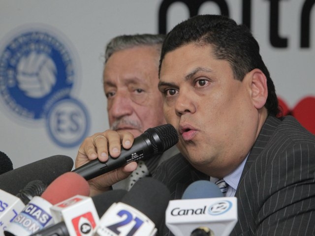 El presidente de la Federación Salvadoreña de Fútbol, Carlos Méndez (d), asiste a un rueda de prensa
