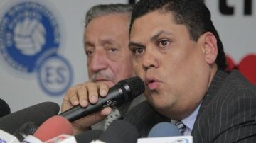 El presidente de la Federación Salvadoreña de Fútbol, Carlos Méndez (d), asiste a un rueda de prensa