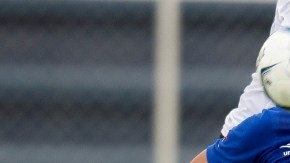 Giovanni Marín y Felipe Baloy pelean por el esférico.