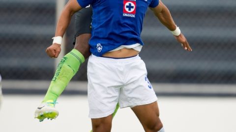 Giovanni Marín y Felipe Baloy pelean por el esférico.