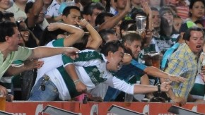 Ricardo Ferretti regresa a la banca luego de dar indicaciones y recibe insultos por parte de los aficionados del Santos en el juego del viernes en el Estadio TSM Corona.