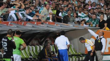 Ricardo Ferretti regresa a la banca luego de dar indicaciones y recibe insultos por parte de los aficionados del Santos en el juego del viernes en el Estadio TSM Corona.