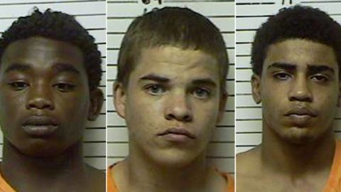 De izq. a der.: James Francis Edwards Jr. (de 15 años), Michael Dewayne Jones (17) y Chancey Allen Luna (16), todos de Duncan, Oklahoma.