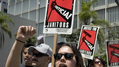 Una manifestación en la que gritan consignas en pro de la reforma migratoria y una vía a la ciudadanía, en San Diego, California, mientras que en el Congreso se dificulta la comprensión del tema.