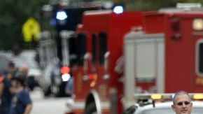 Policías  evacuan, ayer, a los alumnos de la escuela primaria Ronald E. McNair de Decatur (Georgia), tras producirse varios disparos.