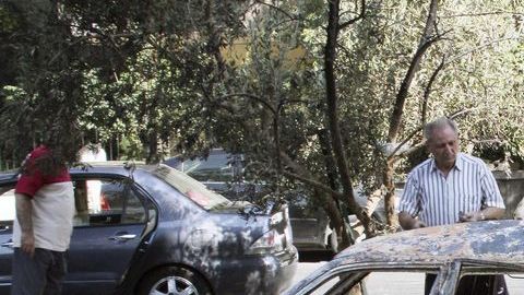 EE.UU, Francia y el Reino Unido piden que se investigue el incidente en Siria. En la foto, autos calcinados por un supuesto agente químico.