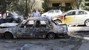 EE.UU, Francia y el Reino Unido piden que se investigue el incidente en Siria. En la foto, autos calcinados por un supuesto agente químico.