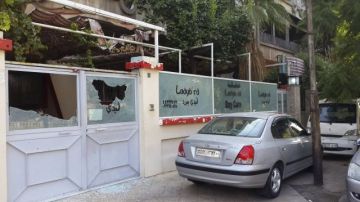 La entrada a una guardería aparece destrozada tras un supuesto ataque químico por parte del régimen sirio en el barrio de Sharqi al-Tijara en Damasco hoy.