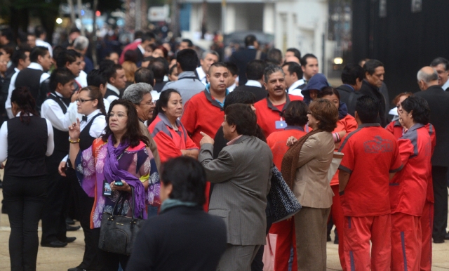 Cientos de personas están afuera de los edificios en Ciudad de México, ayer, luego del sismo; no se reportó víctimas.