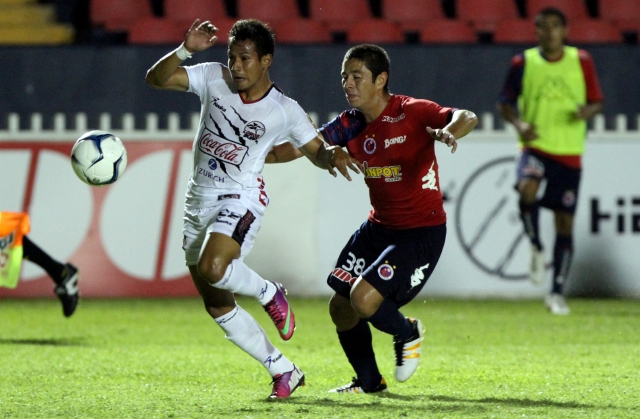 Ángel Cancela, del Veracruz, marca a presión a un jugador de los Lobos BUAP, en juego del G-4.