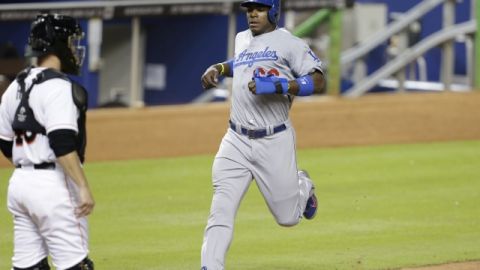 Yasiel Puig anota luego de un hit de Ramírez en la cuarta entrada.