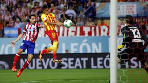 El brasileño Neymar observa el viaje del balón, que luego se convertiría en el gol de la igualada en la cancha del  Vicente Calderón.
