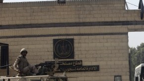 Soldados de la Armada egipcia hacen guardia frente a la cárcel Torah, donde se encuentra el ex presidente Hosni Mubarak, en El Cairo, Egipto.